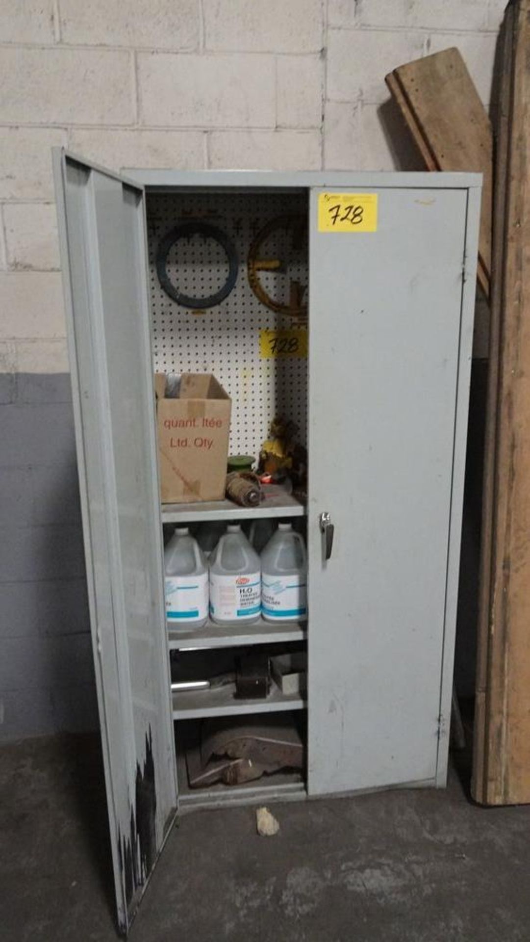 TWO DOOR METAL STORAGE CABINET C/W ASSORTED CONTENTS (RIGGING FEE $25)