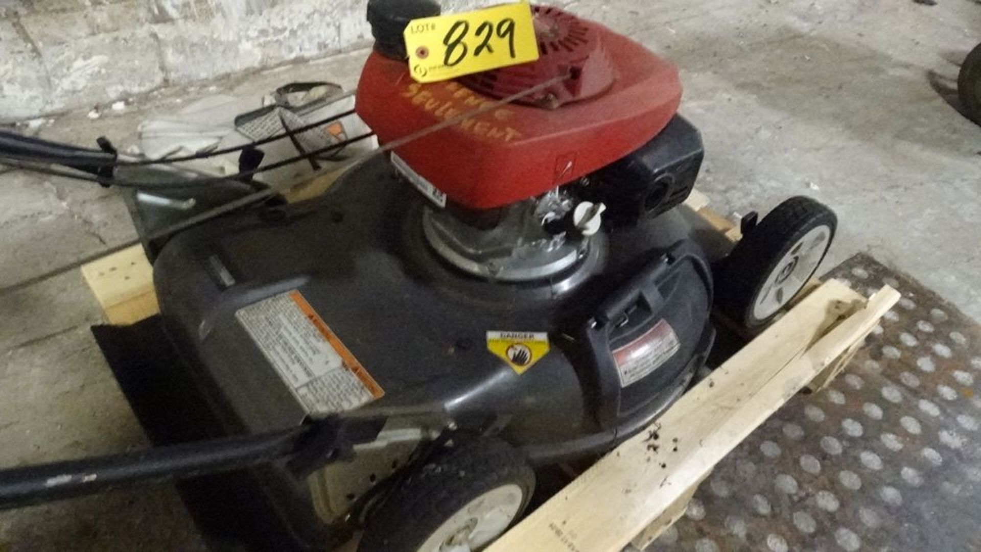 HONDA HRS216 GAS POWERED LAWN MOWER (RIGGER FEE $25)