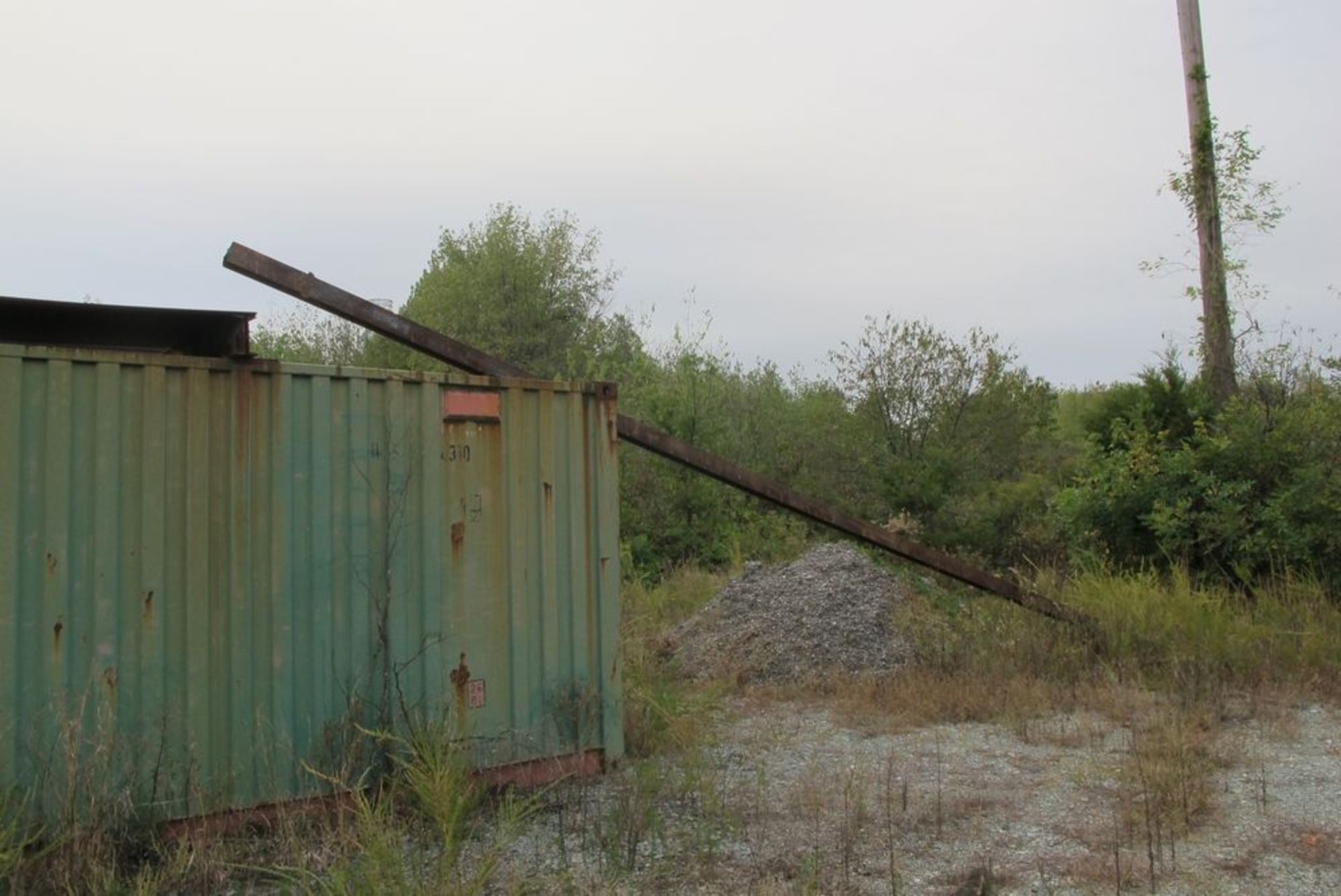 40' STORAGE CONTAINER (W/PART CONTENTS FOR DEBARKING LINE, SHED, PARTS AND STEEL IN AREA AROUND - Image 9 of 15