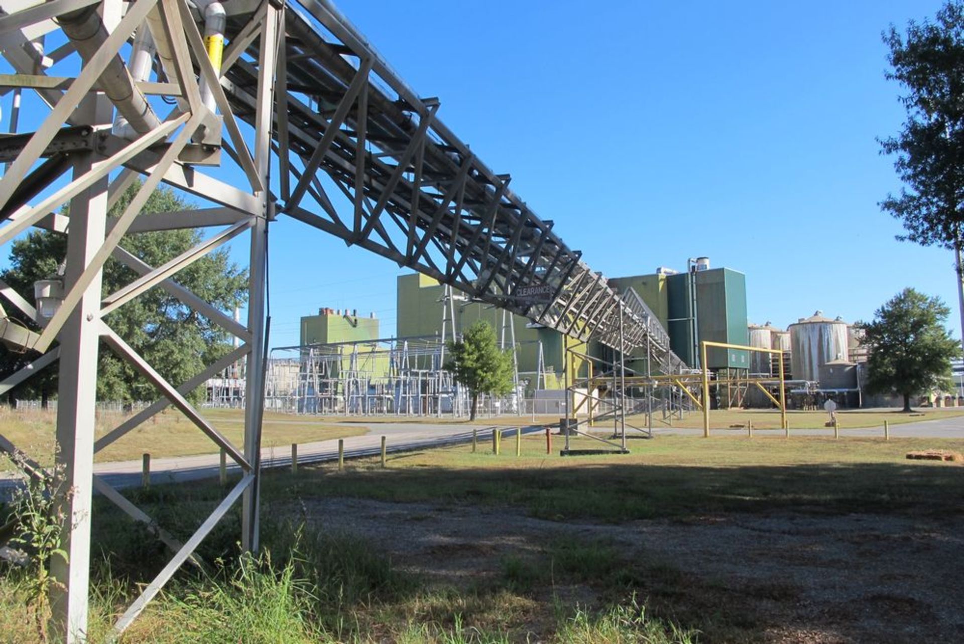 APPROX 380'L WIRE PIPE AND STRUCTURAL FEED TO BUILDING 37, 7 SUPPORT STANDS, LAST 2 TOWERS AT 37 - Image 5 of 16