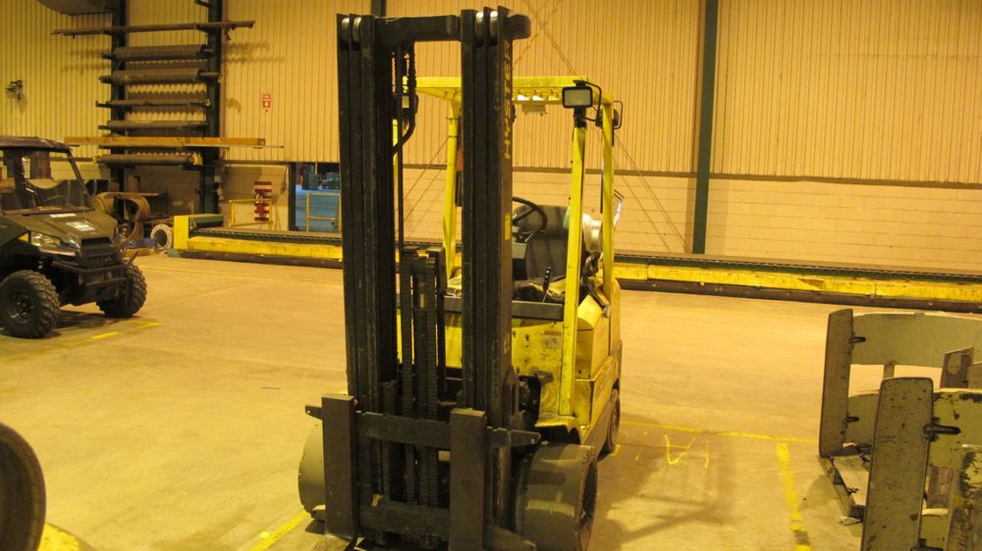 HYSTER S65XM PROPANE FOR TRUCK, 4750 LB CAP, 3 STAGE, 193" LIFT, SOLID TIRES, 58" FORKS, 13310 - Image 5 of 7