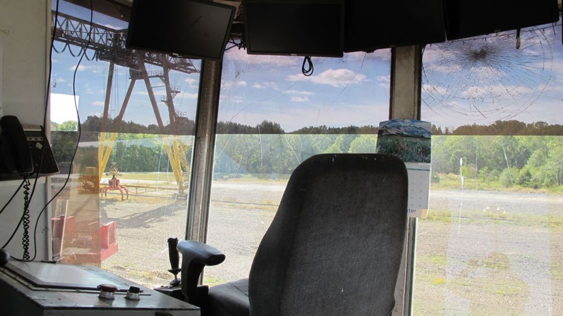 LINE CONTROL TOWER (APPROX 30'T X 16'W X 16'D), W/PC AND OPERATORS CHAIR (INCL ELECTRICAL CABLES, - Image 2 of 7