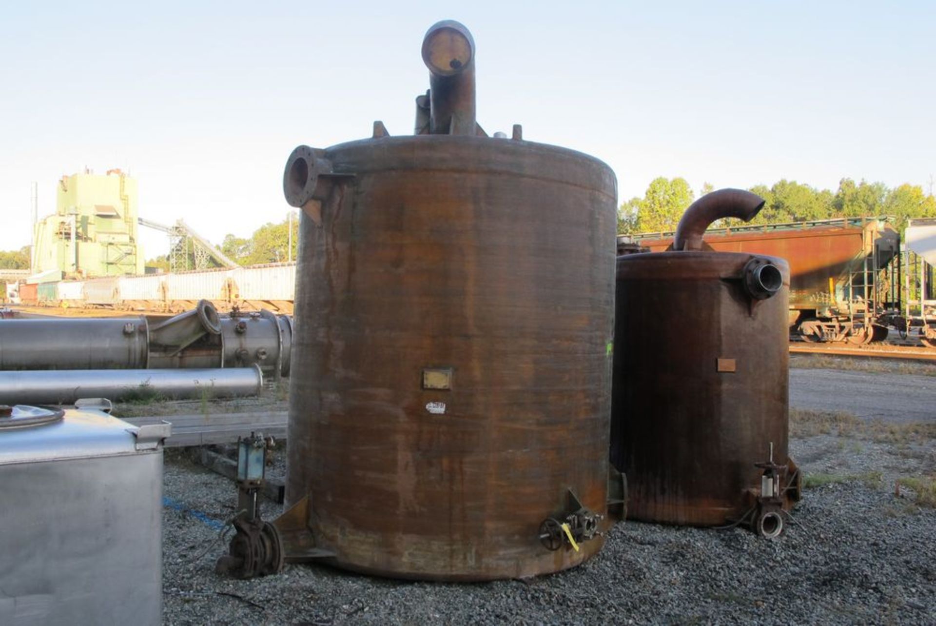 TYWOOD INDUSTRY SCREENED WASH WATER FIBERGLASS TANK W/2 VALVES (NORTH OF 50 WHSE - IN YARD) - Image 2 of 2