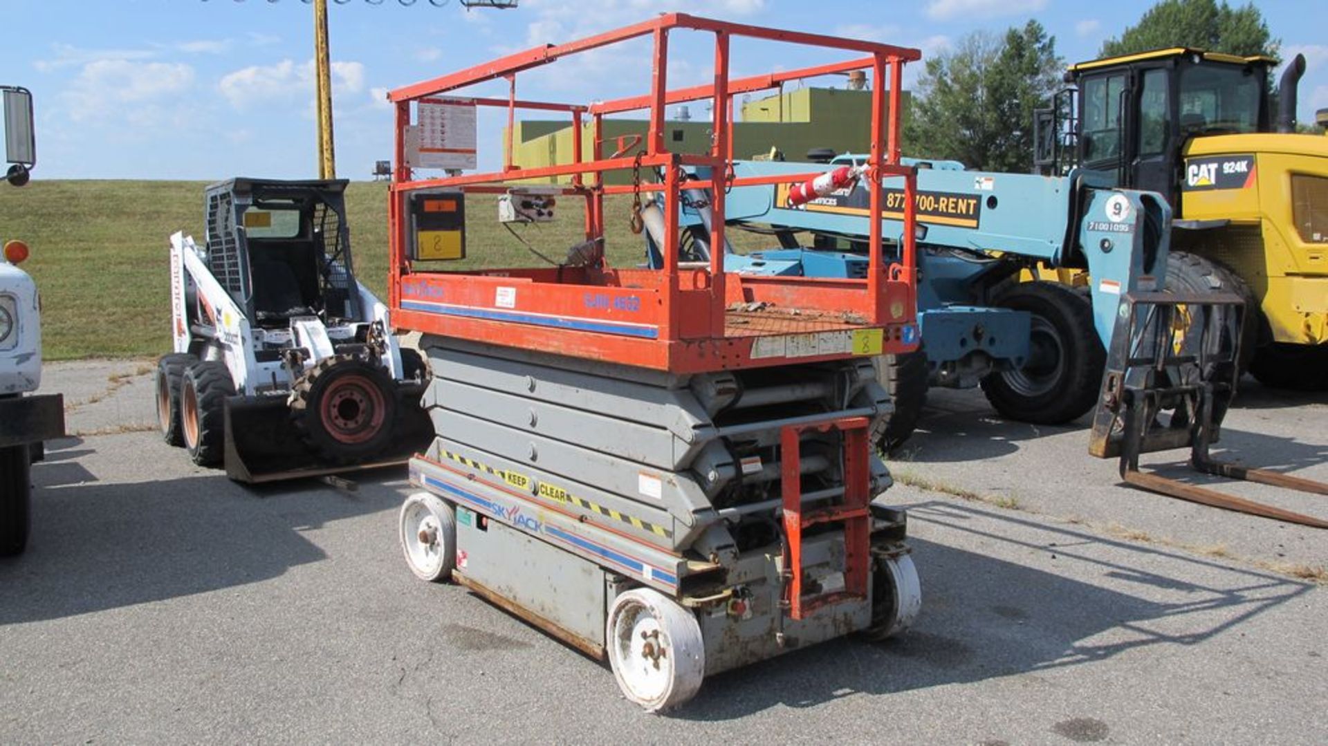 SKYJACK SJ111 SCISSOR LIFT (NEEDS REPAIR) (WAREHOUSE 30 - PARKING LOT)