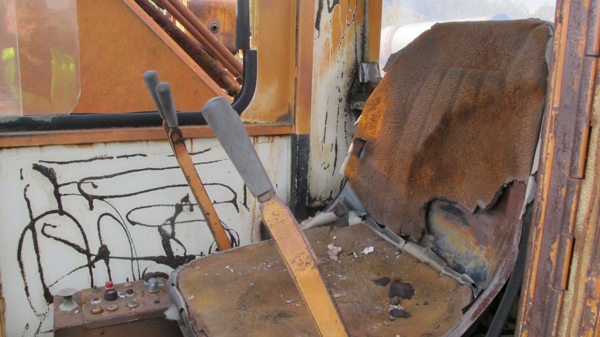 BARKO 350 KNUCKLE BOOM W/GRAPPLE (WEST WOOD YARD) WHITE MACK TRACTOR 1971 DM-607 YARD TRACTOR, VIN - Image 9 of 11