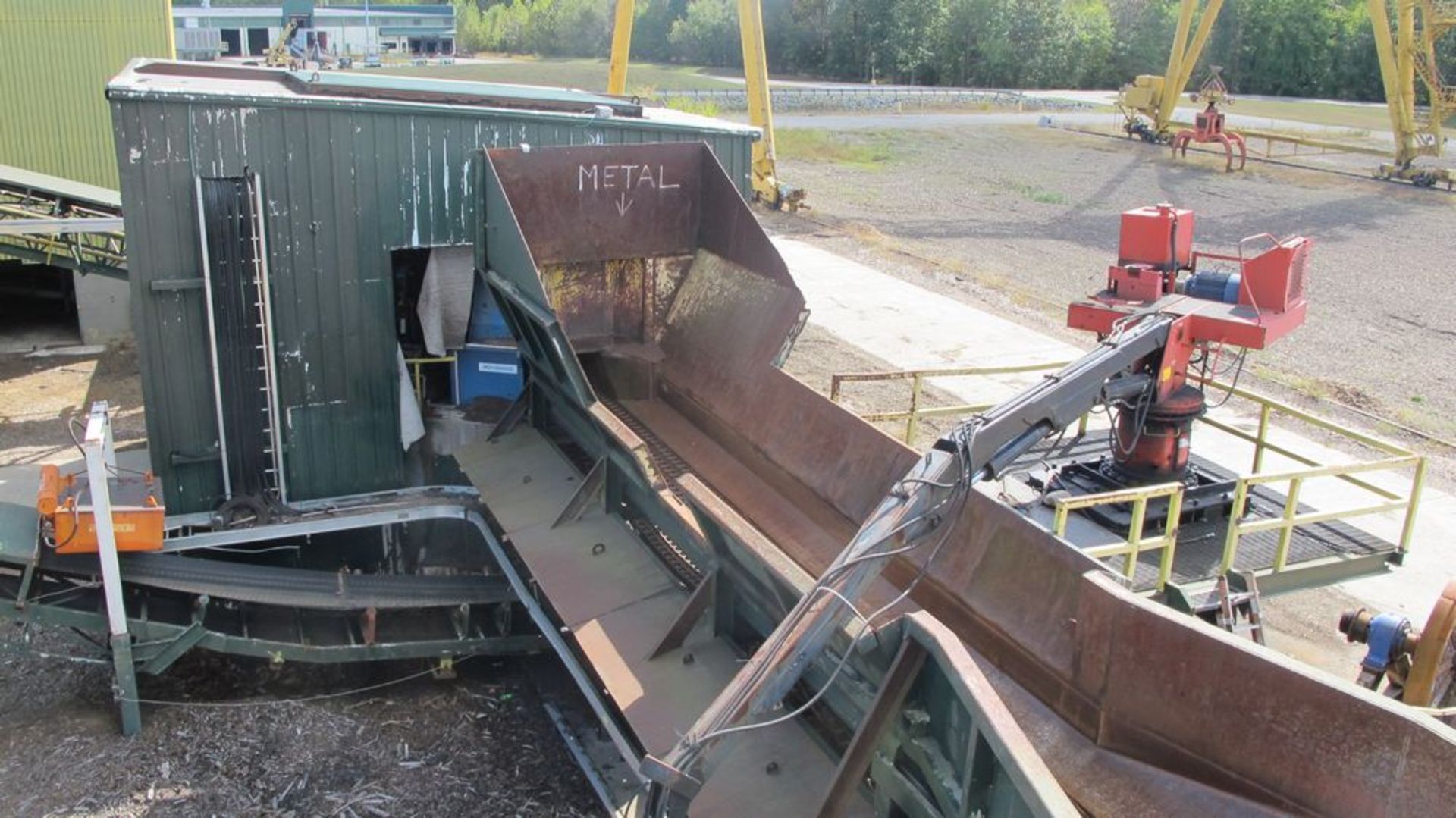 4 CHAIN LOG TRANSFER CONVEYOR (APPROX 70'L) AND 40 HP DRIVE W/CHAIN DEBRIS CONVEYOR BELOW FEEDING - Image 3 of 5