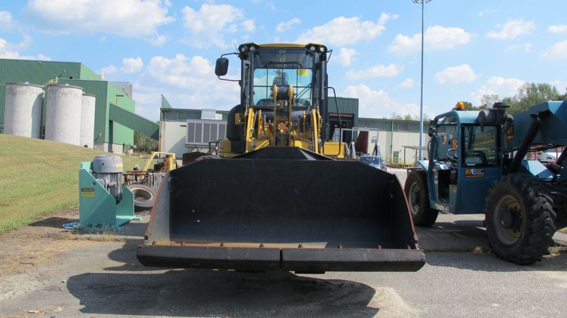 CATERPILLAR 924K FRONT END LOADER (NEEDS REPAIR) (WOOD YARD - PARKING LOT) - Image 6 of 15