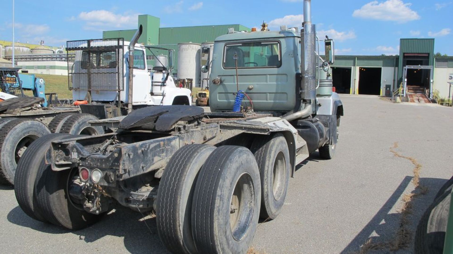 MACK TRACTOR (GREY), RD6885 YARD TRUCK, VIN #1M2P267Y9XMO47498 (RUNNING) (WAREHOUSE 30 - PARKING - Image 2 of 11