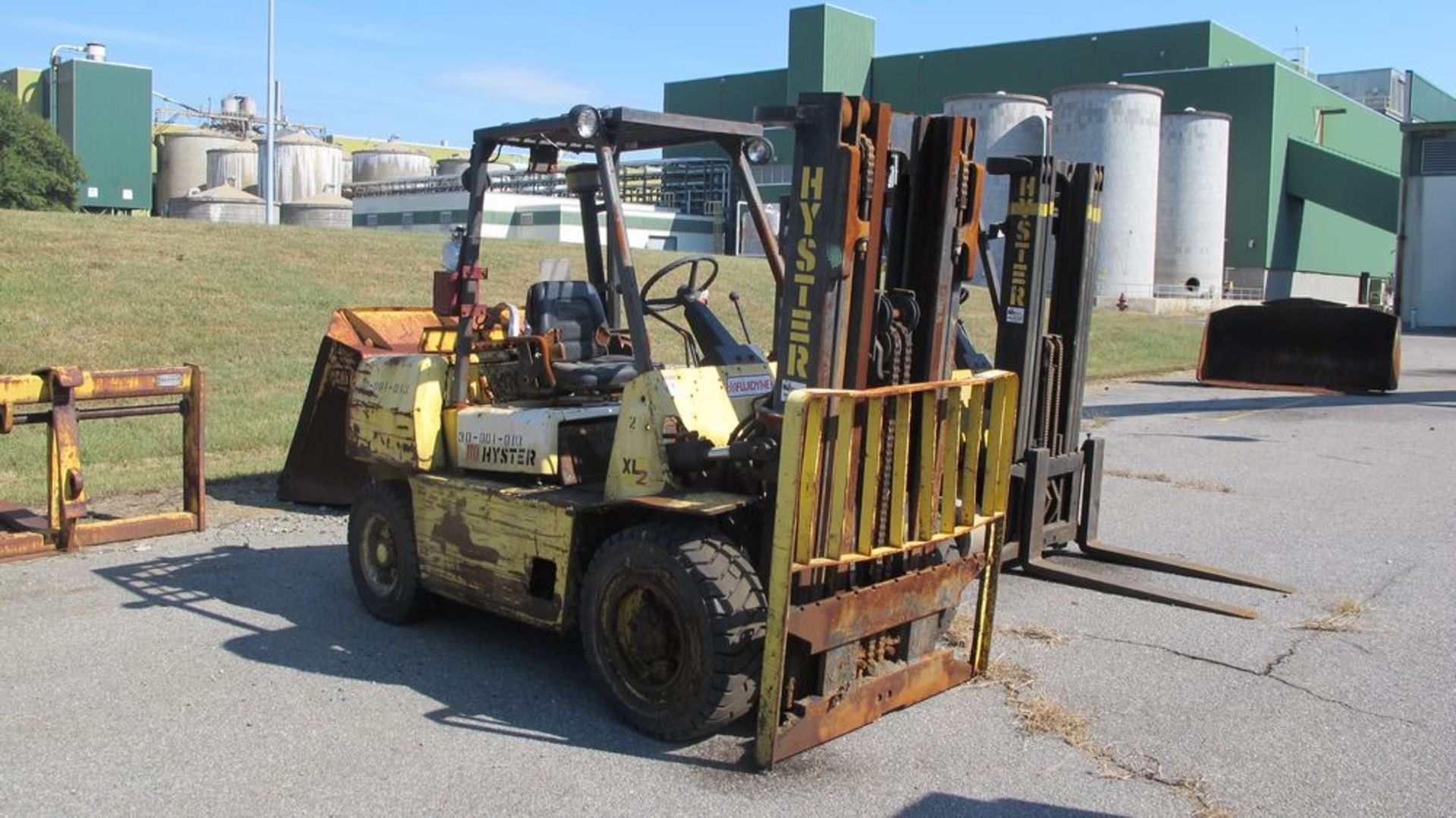 HYSTER H80XL PROPANE FOR TRUCK (NEEDS REPAIR), 5000 LB CAP, 3 STAGE, 170" LIFT, SOLID TIRES, (NO - Image 2 of 7