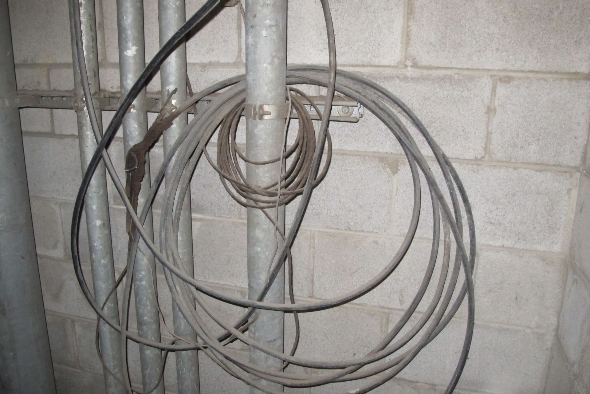 LARGE QTY OF ASST. TECH CABLE, COPPER WIRE, ETC. THROUGHOUT SITE TO INCLUDE: APPROX 200' OF TECH - Image 34 of 43