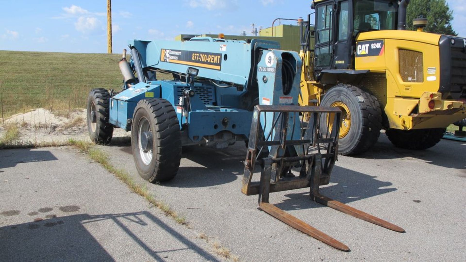 JLG TELESCOPING BOOM MATERIAL HANDLER 53406/9/10/540 (NEEDS REPAIR) (WAREHOUSE 30 - PARKING LOT) - Image 2 of 12