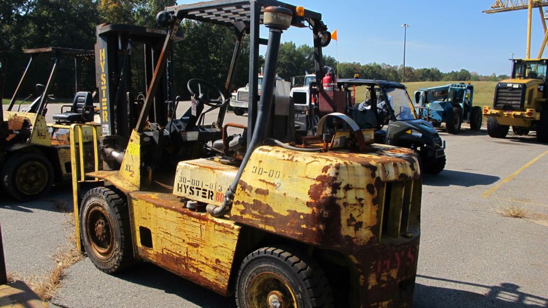 HYSTER H80XL PROPANE FOR TRUCK (NEEDS REPAIR), 5000 LB CAP, 3 STAGE, 170" LIFT, SOLID TIRES, (NO - Image 4 of 7