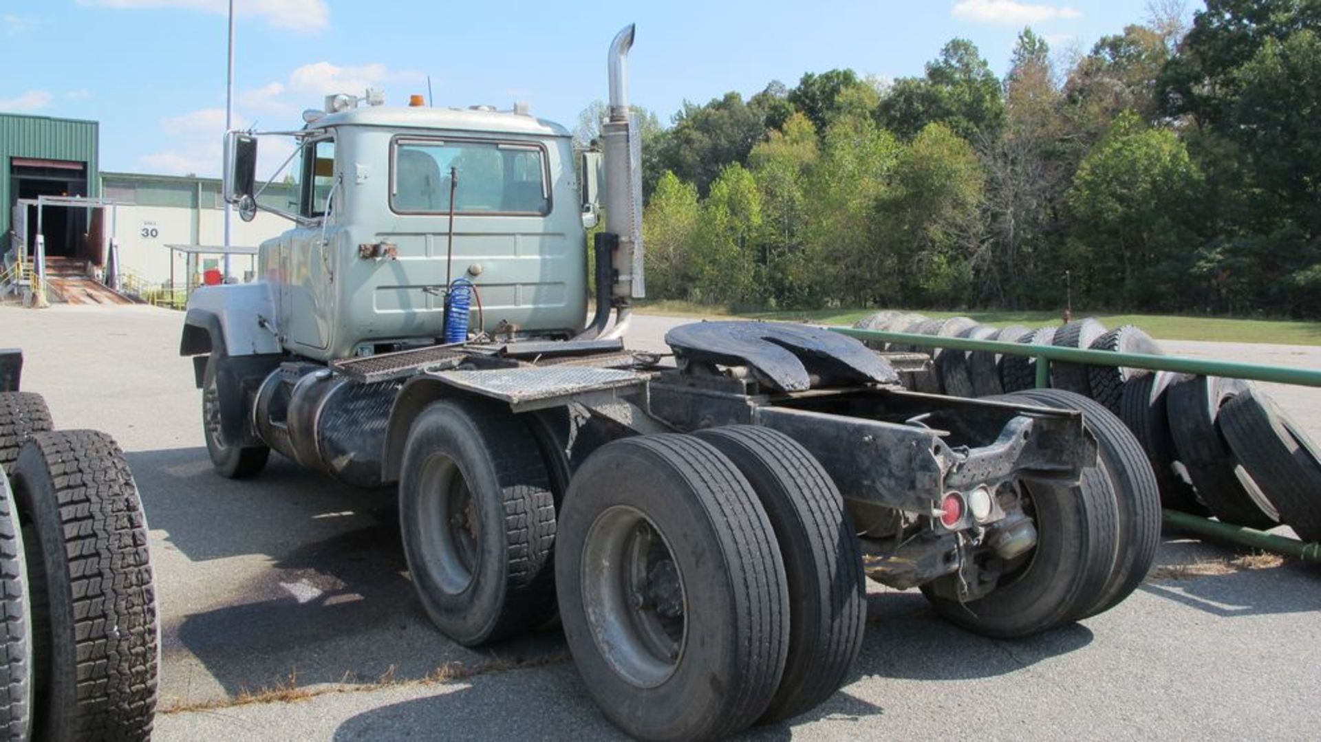 MACK TRACTOR (GREY), RD6885 YARD TRUCK, VIN #1M2P267Y9XMO47498 (RUNNING) (WAREHOUSE 30 - PARKING - Image 3 of 11