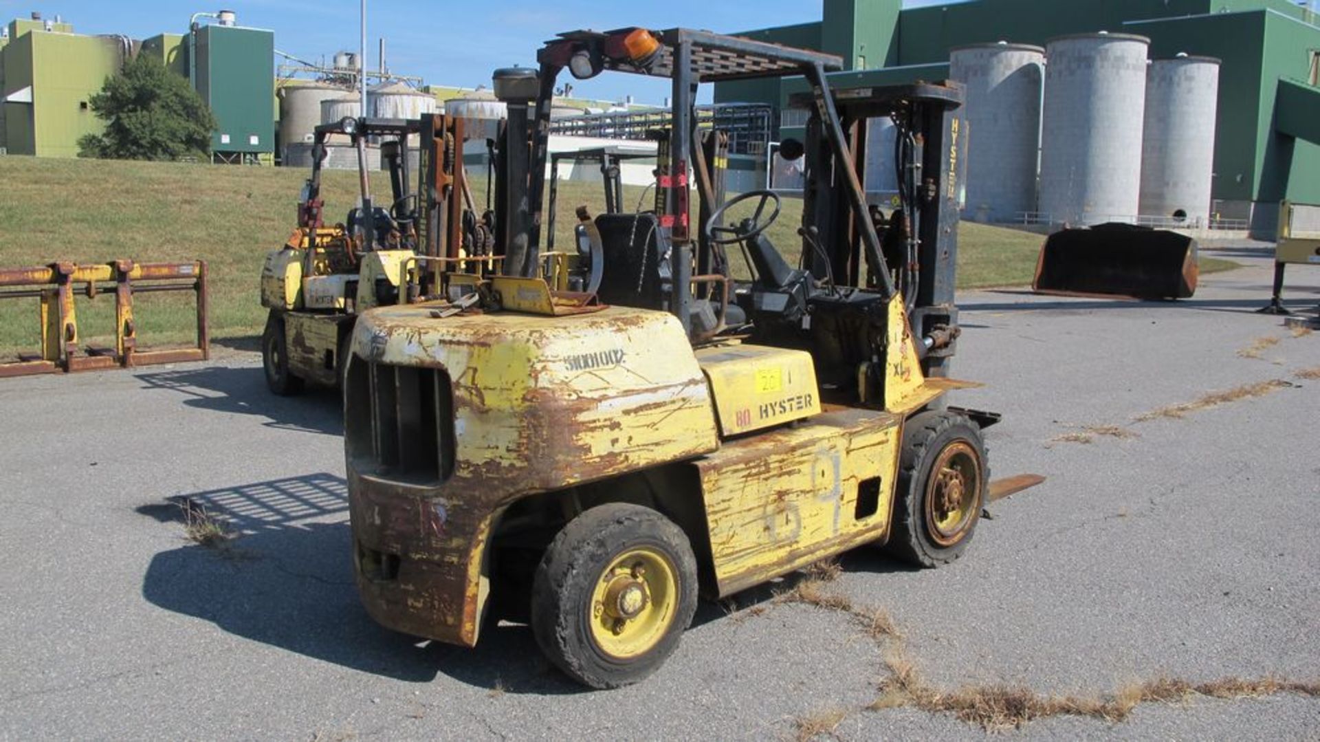 HYSTER H80XL PROPANE FORK TRUCK (NEEDS REPAIR), 5000 LB CAP (NO PROPANE TANK), S/N G005D13026V ( - Image 2 of 8