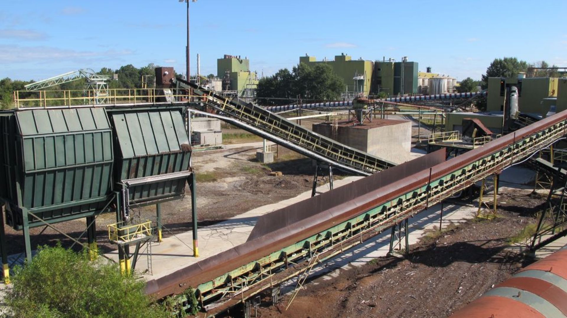 APPROX 100'L INCLINE TROUGH RUBBER BELT (41"W) CONVEYOR W/MOTOR/DRIVE AND ELECTRICAL CABLES DUCT - Image 3 of 3