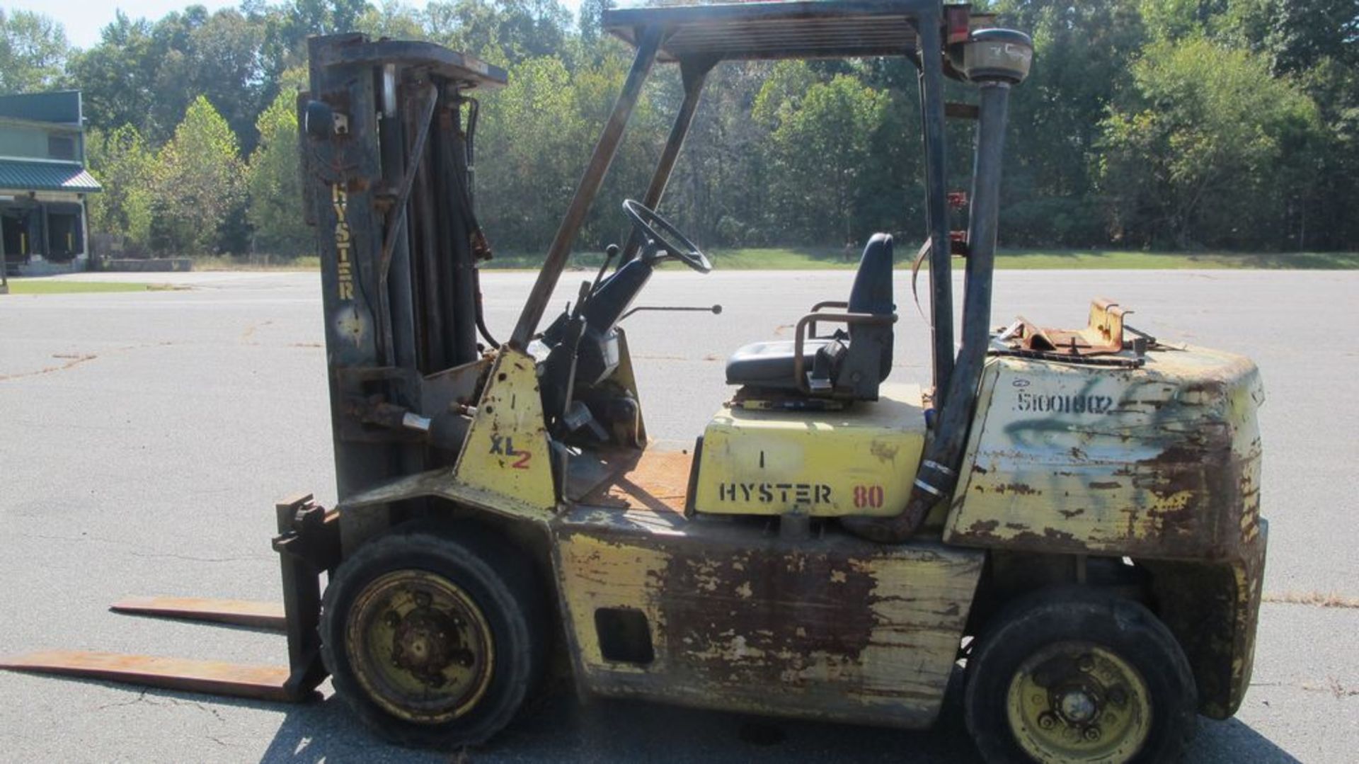 HYSTER H80XL PROPANE FORK TRUCK (NEEDS REPAIR), 5000 LB CAP (NO PROPANE TANK), S/N G005D13026V ( - Image 4 of 8