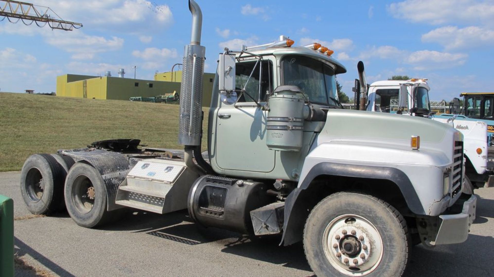 MACK TRACTOR (GREY), RD6885 YARD TRUCK, VIN #1M2P267Y9XMO47498 (RUNNING) (WAREHOUSE 30 - PARKING