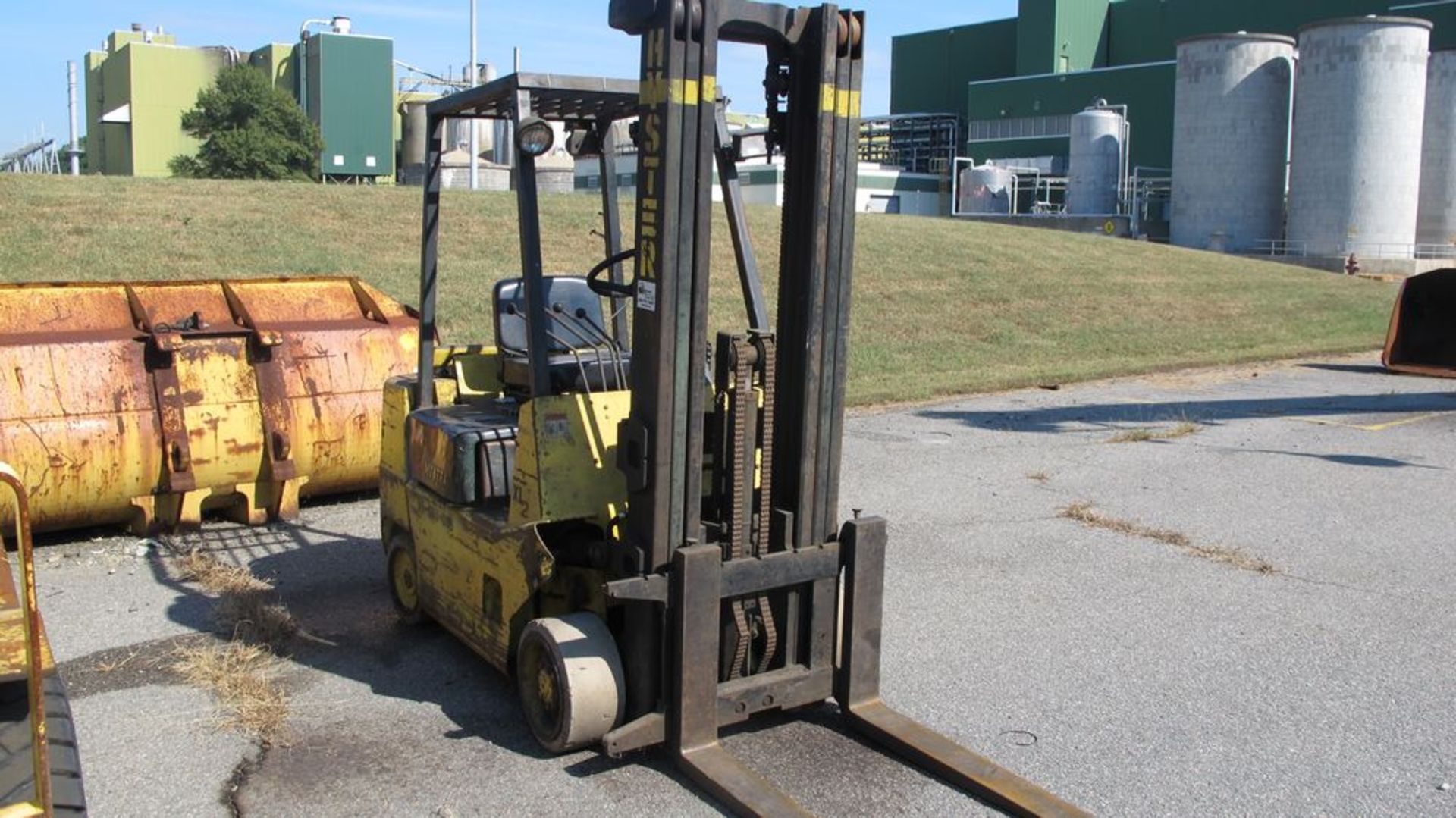 HYSTER S60XL PROPANE FORK TRUCK (NEEDS REPAIR), 4250 LB CAP, 3 STAGE, 191" LIFT, SOLID TIRES, 46" - Image 2 of 5