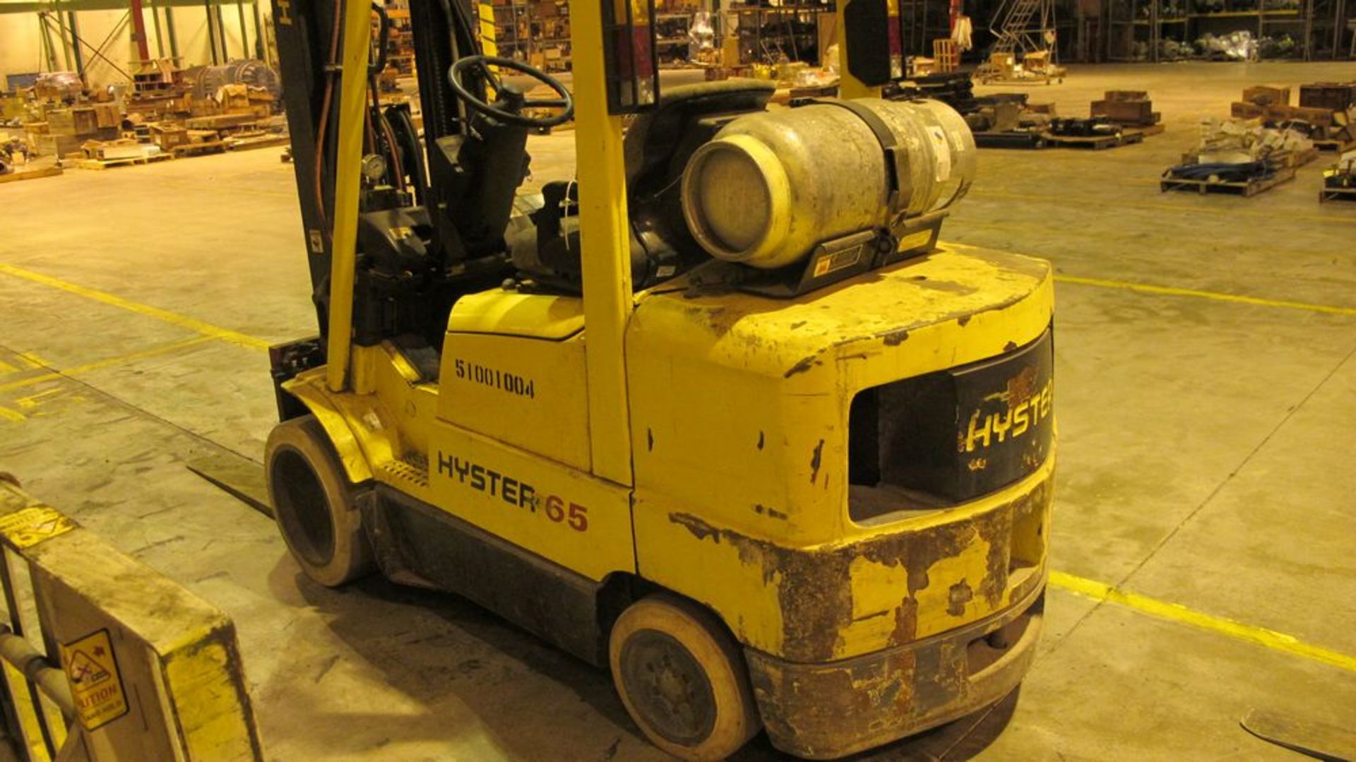 HYSTER S65XM PROPANE FORK TRUCK, 4500 LB CAP, 3 STAGE, 193" LIFT, SOLID TIRES, 41" FORKS, 531 - Image 3 of 7