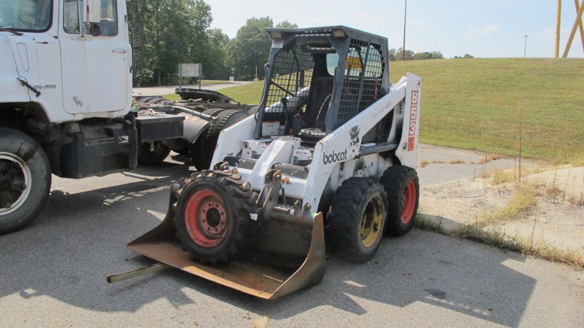 BOBCAT 853 W/BUCKET ATTACHMENT (NEEDS REPAIR) (WAREHOUSE 30 - PARKING LOT) - Image 4 of 6