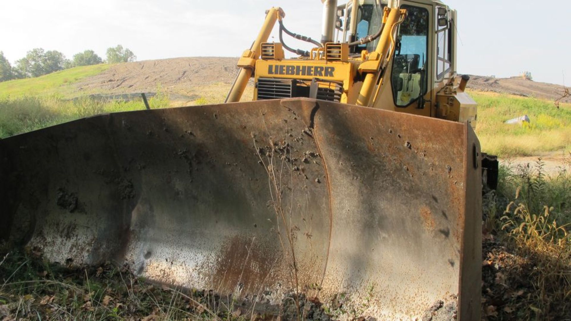 LIEBHERR 734 DOZER, PR 734LGP, S/N 726-6809 (NEEDS REPAIR) CLIMATE CONTROLLED CAB, STEREO (LAND FILL - Image 4 of 17