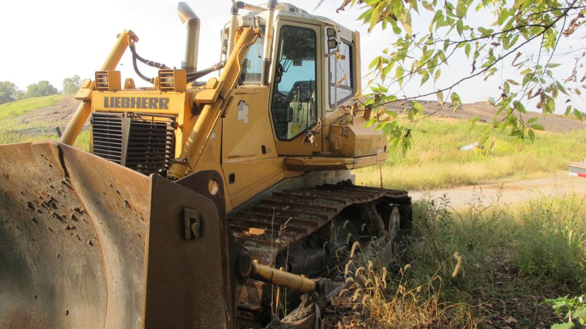 LIEBHERR 734 DOZER, PR 734LGP, S/N 726-6809 (NEEDS REPAIR) CLIMATE CONTROLLED CAB, STEREO (LAND FILL - Image 5 of 17