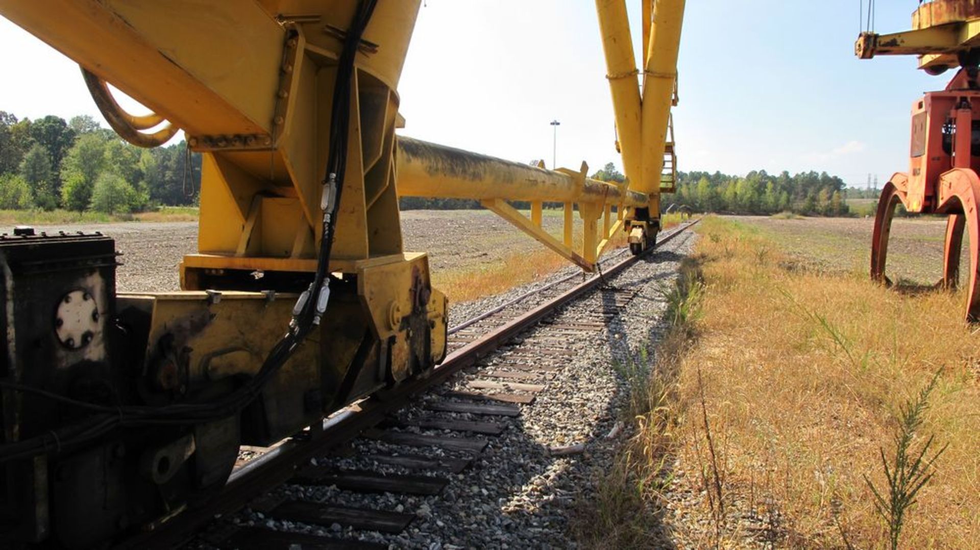 1986 P+h PORTAL CRANE PC-29324, 30 TON CAP, APPROX 200' L RUNWAY, APPROX 100' H, 300 HP MOTOR DRIVE, - Image 5 of 13