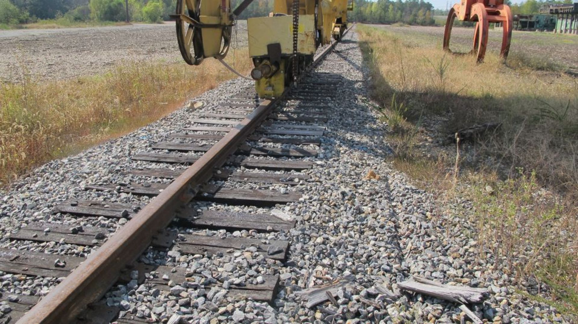 LOT OF APPROX 1000' 6'L X 10"W RAIL TIES (COMPRISED OF 2 X 400' LENGTHS, 6" SPACE BETWEEN TIES, ( - Image 3 of 3