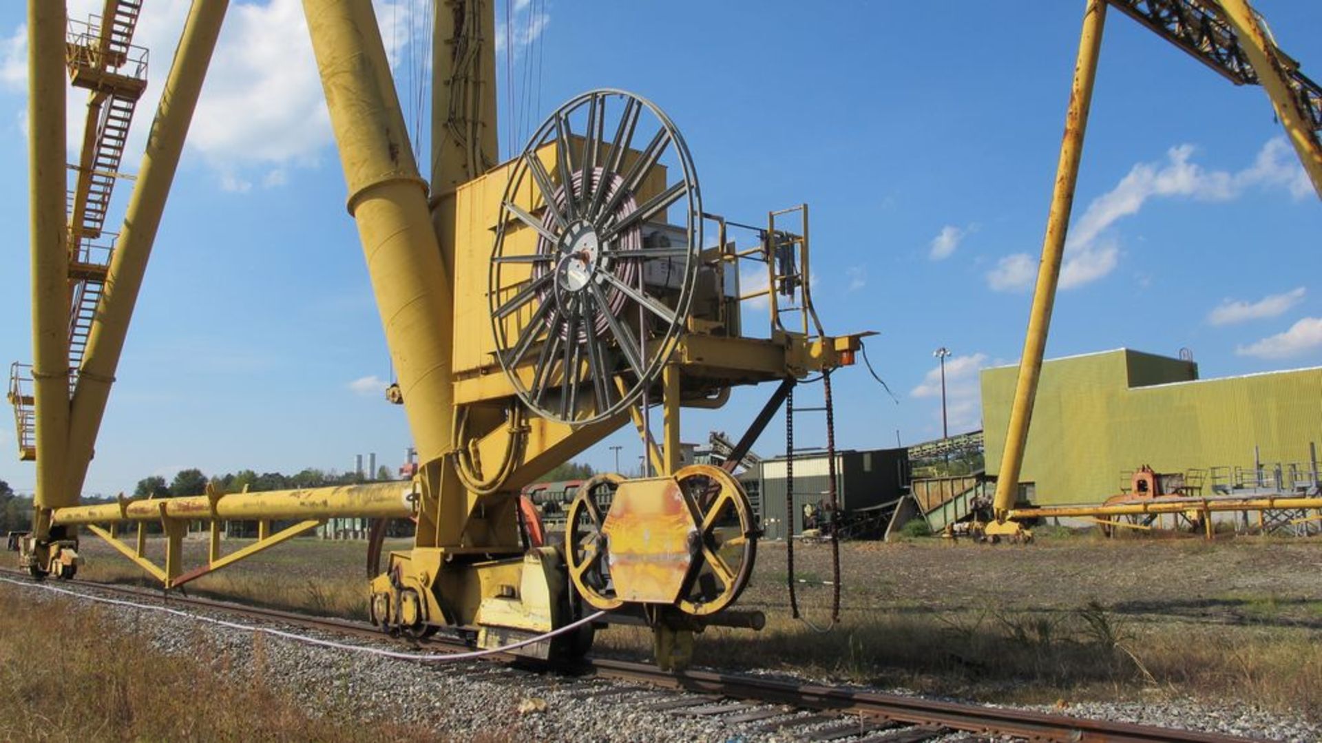 1986 P+h PORTAL CRANE PC-29324, 30 TON CAP, APPROX 200' L RUNWAY, APPROX 100' H, 300 HP MOTOR DRIVE, - Image 3 of 13