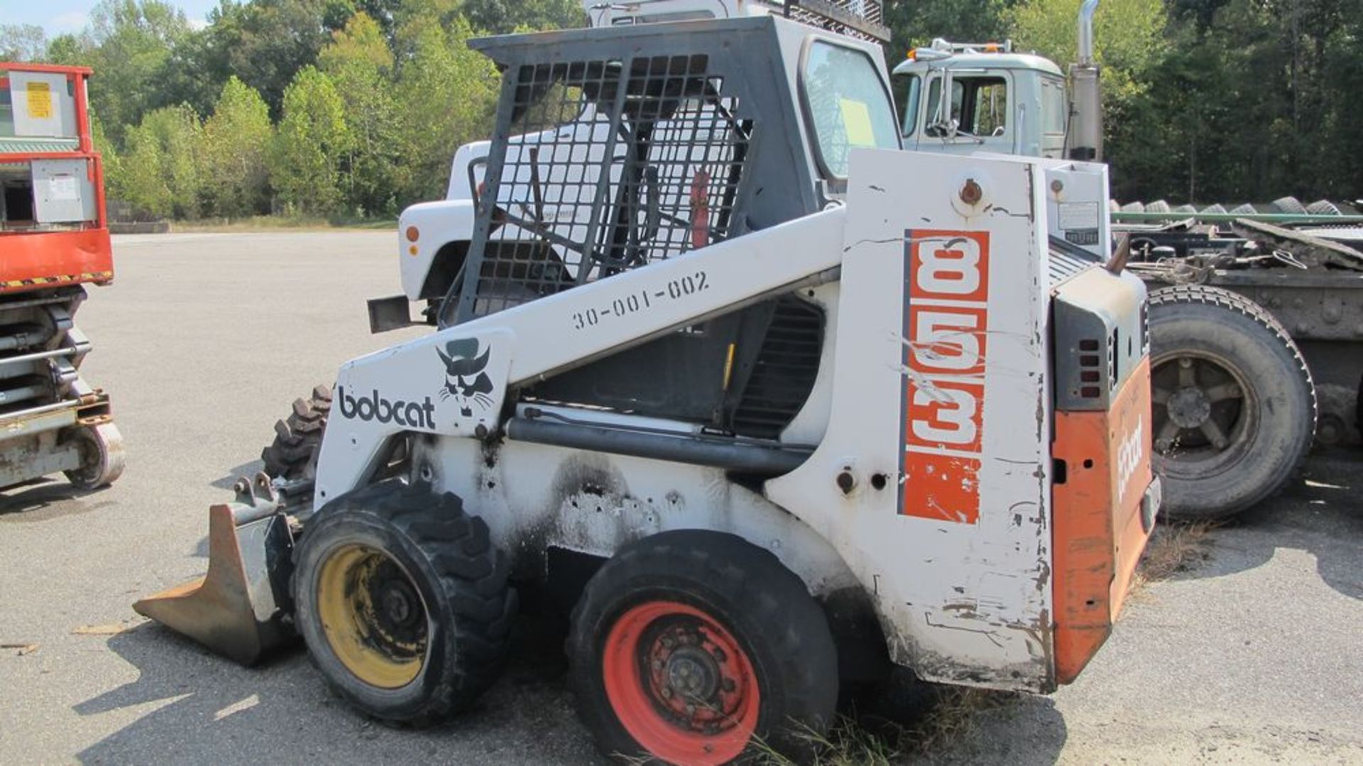 BOBCAT 853 W/BUCKET ATTACHMENT (NEEDS REPAIR) (WAREHOUSE 30 - PARKING LOT) - Image 3 of 6