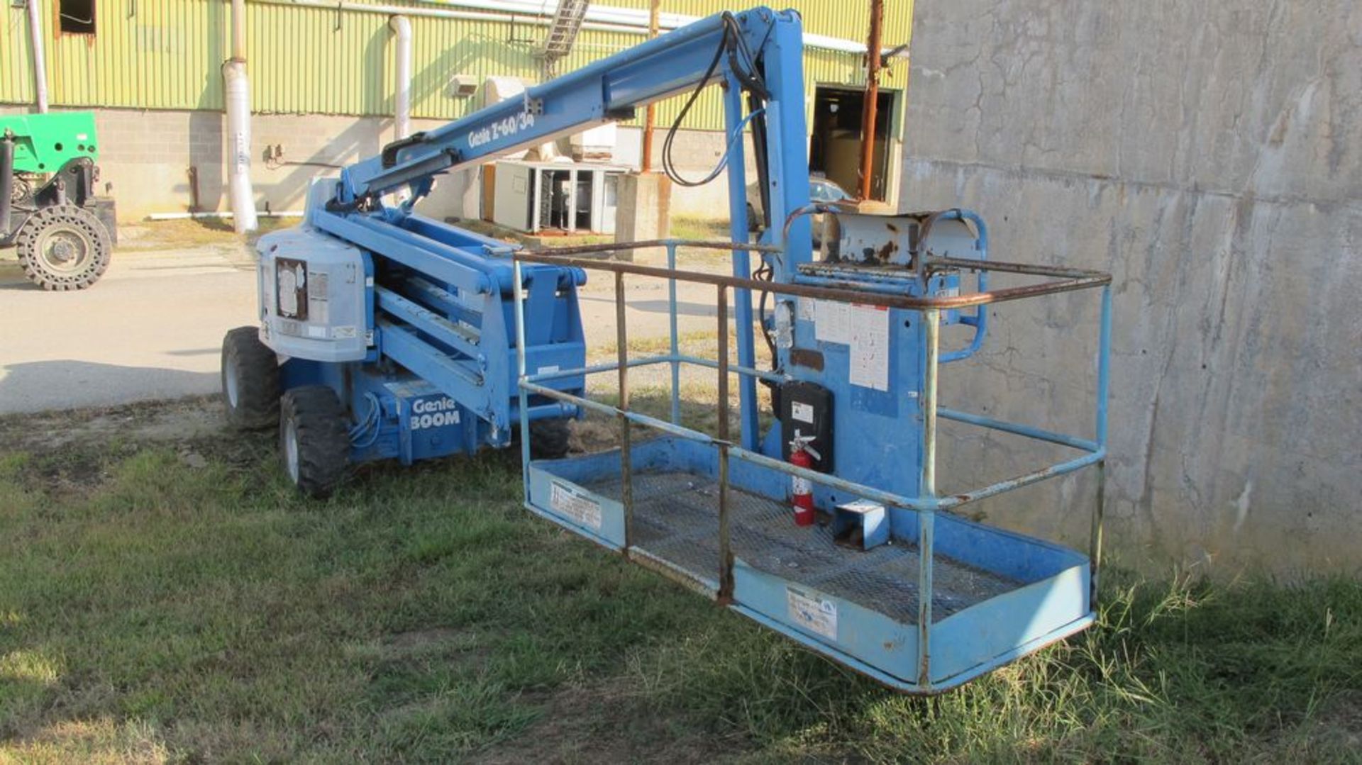 GENIE 2060/34, 4 WD BOOM MAN LIFT, S/N 046G21166 (NEEDS REPAIR) (AREA 21 OUTSIDE WASTE WATER - Image 4 of 8