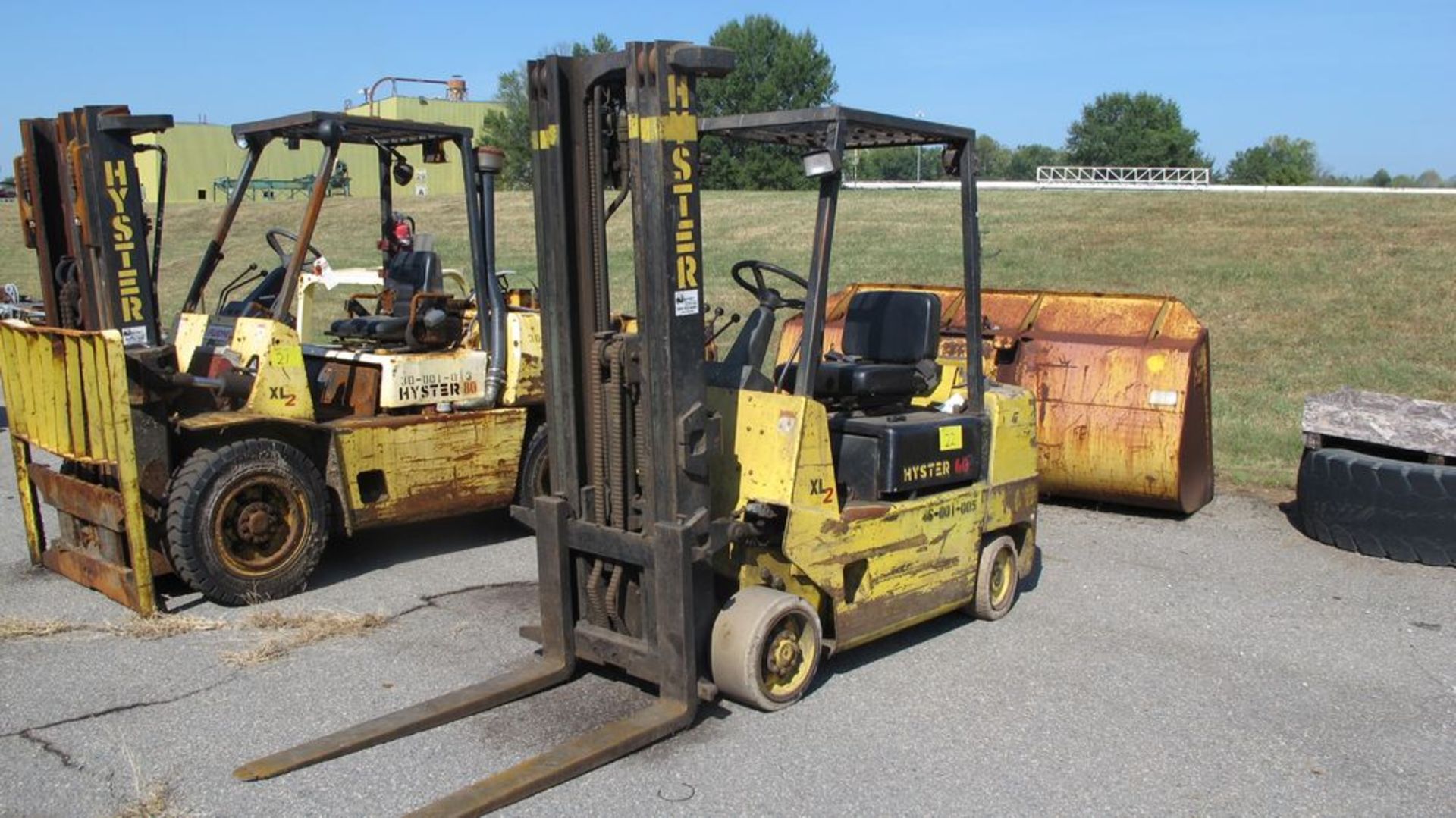 HYSTER S60XL PROPANE FORK TRUCK (NEEDS REPAIR), 4250 LB CAP, 3 STAGE, 191" LIFT, SOLID TIRES, 46"