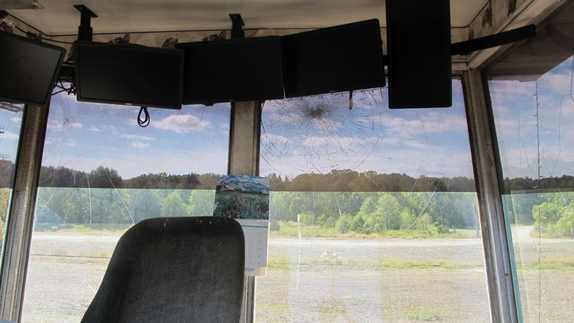 LINE CONTROL TOWER (APPROX 30'T X 16'W X 16'D), W/PC AND OPERATORS CHAIR (INCL ELECTRICAL CABLES, - Image 3 of 7