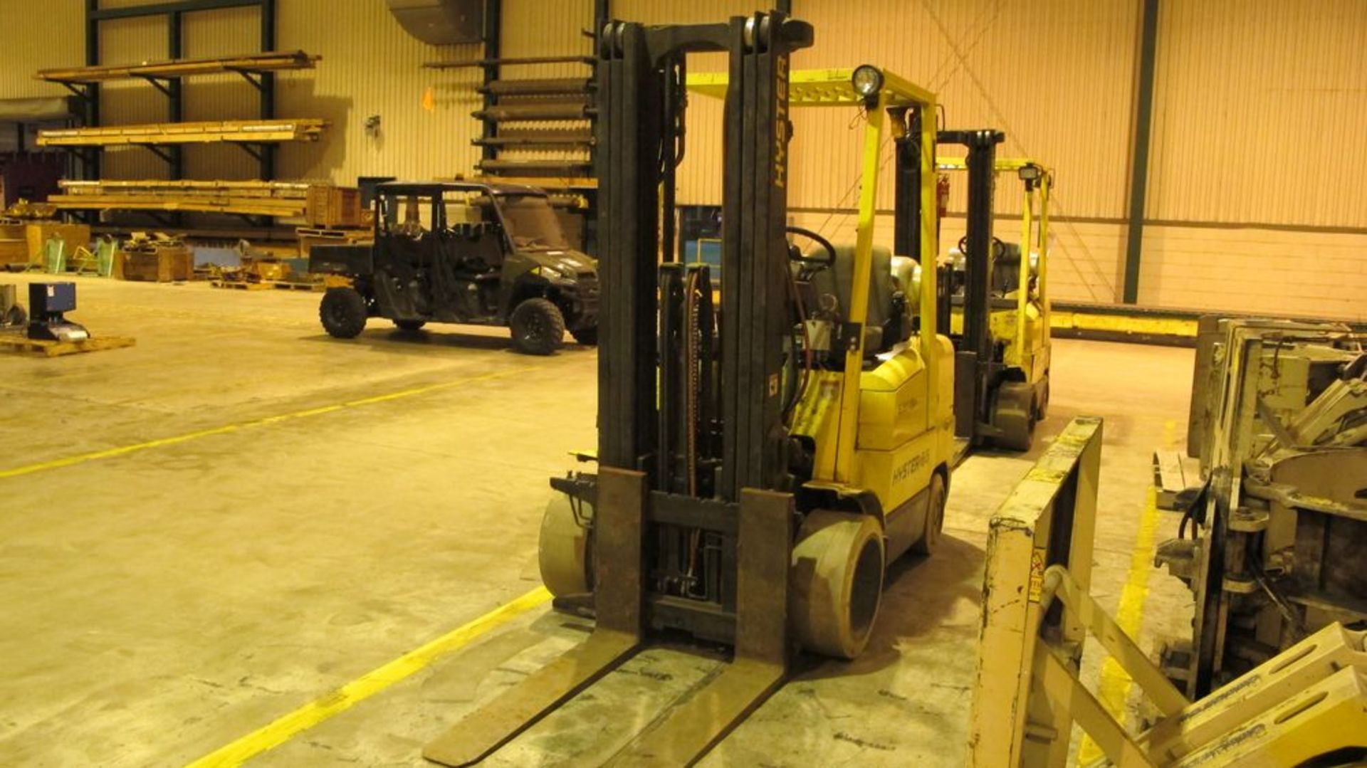 HYSTER S65XM PROPANE FORK TRUCK, 4500 LB CAP, 3 STAGE, 193" LIFT, SOLID TIRES, 41" FORKS, 531 - Image 4 of 7