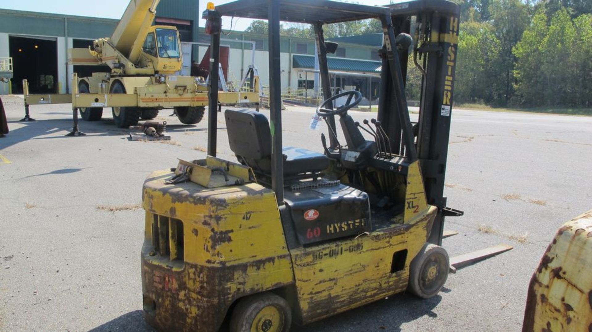 HYSTER S60XL PROPANE FORK TRUCK (NEEDS REPAIR), 4250 LB CAP, 3 STAGE, 191" LIFT, SOLID TIRES, 46" - Image 3 of 5