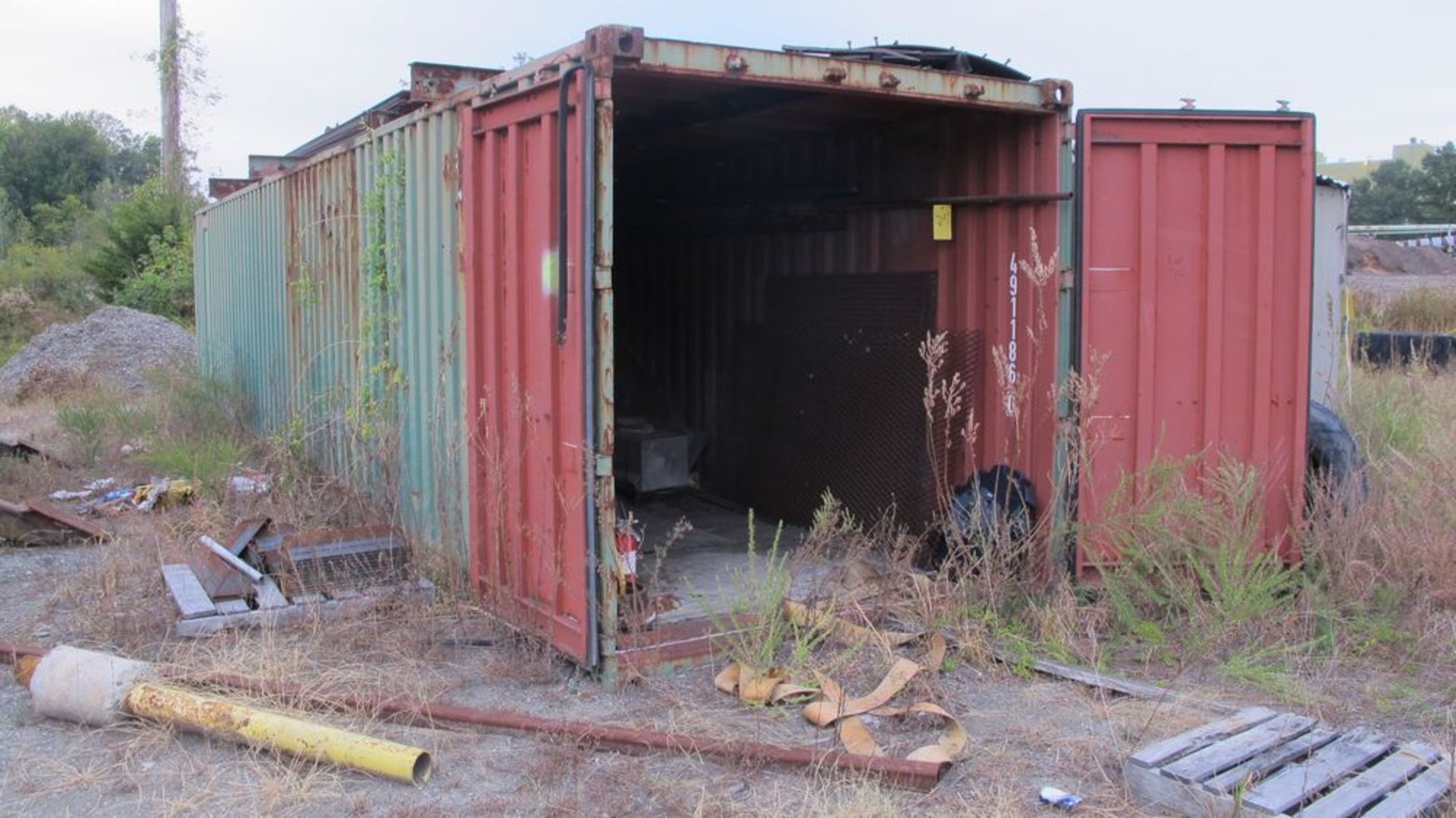 40' STORAGE CONTAINER (W/PART CONTENTS FOR DEBARKING LINE, SHED, PARTS AND STEEL IN AREA AROUND