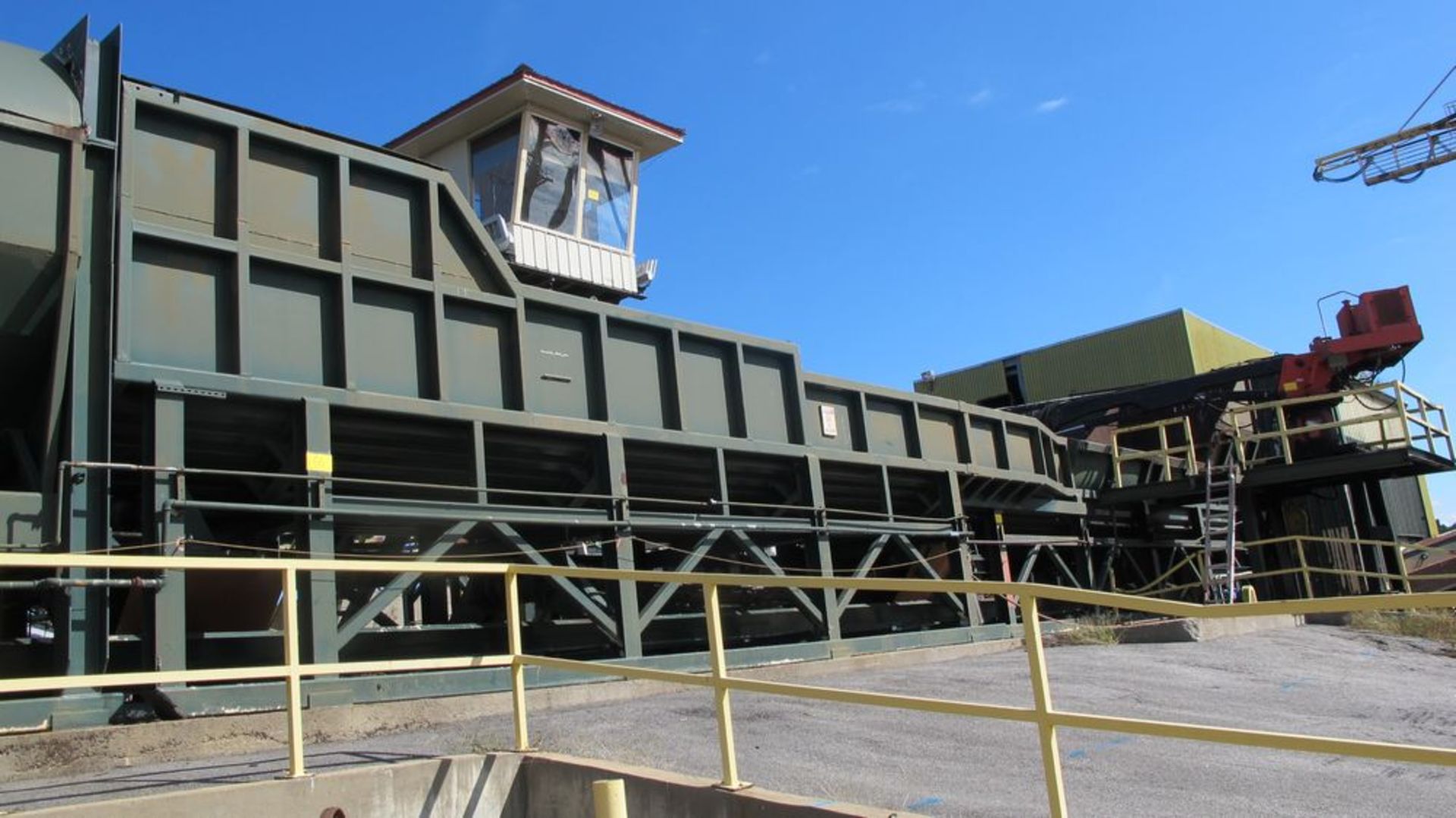 4 CHAIN LOG TRANSFER CONVEYOR (APPROX 70'L) AND 40 HP DRIVE W/CHAIN DEBRIS CONVEYOR BELOW FEEDING