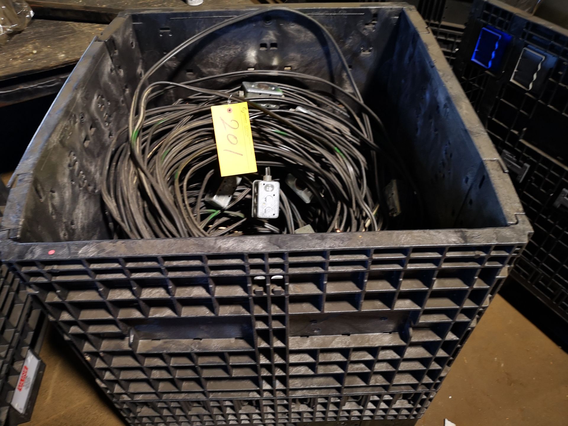 LOT OF (7) 40" X 32" X 30"PORTABLE WIRE CAGE/PLASTIC COLLAPSIBLE BINS W/ (36) 120V-400W MH HIGH - Bild 2 aus 2
