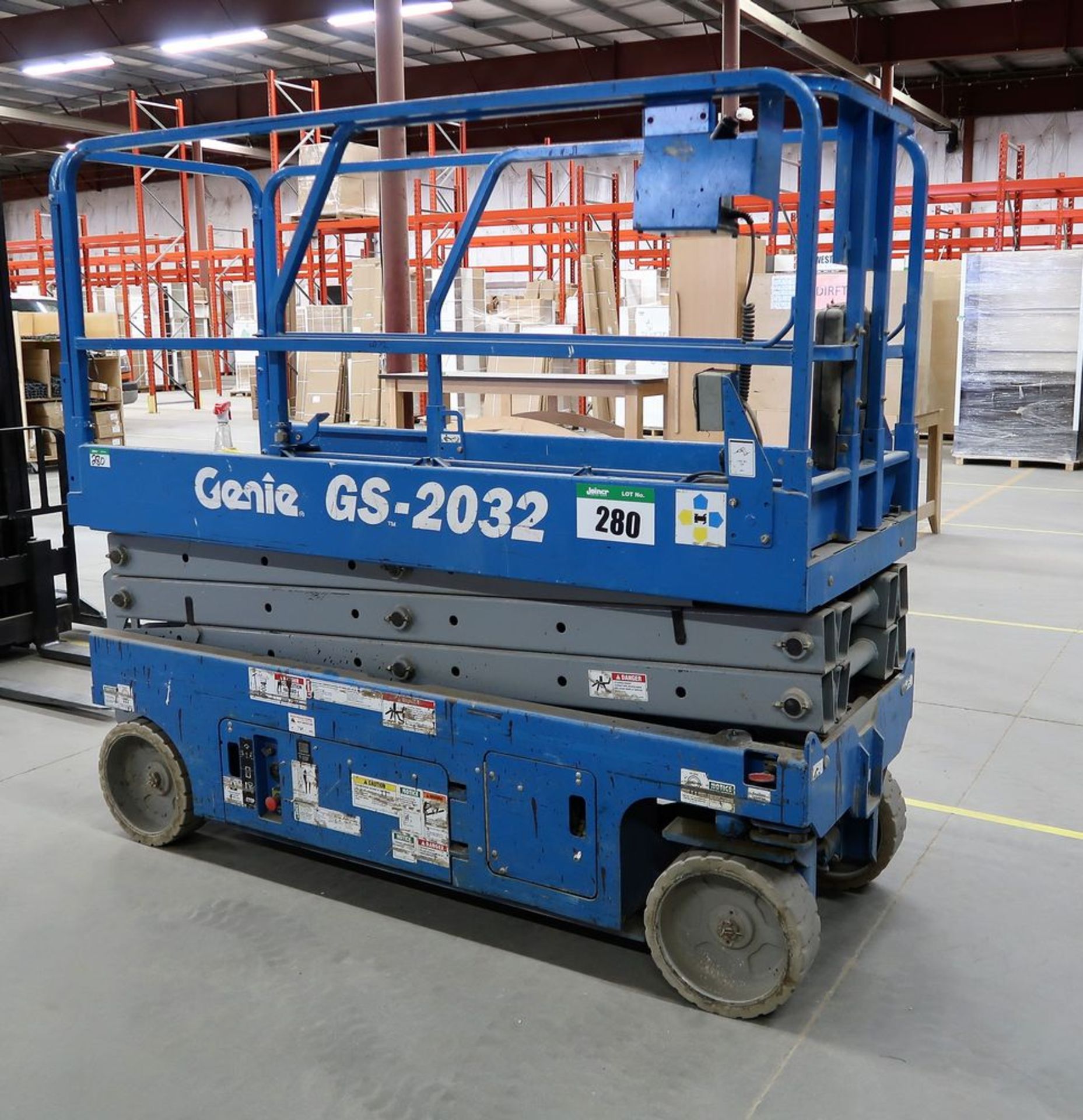 GENIE GS-2032, MANLIFT S/N 653206-80506, 611 HRS., 20' PLATFORM HEIGHT, 32"W, 800LB CAP. - Image 2 of 8