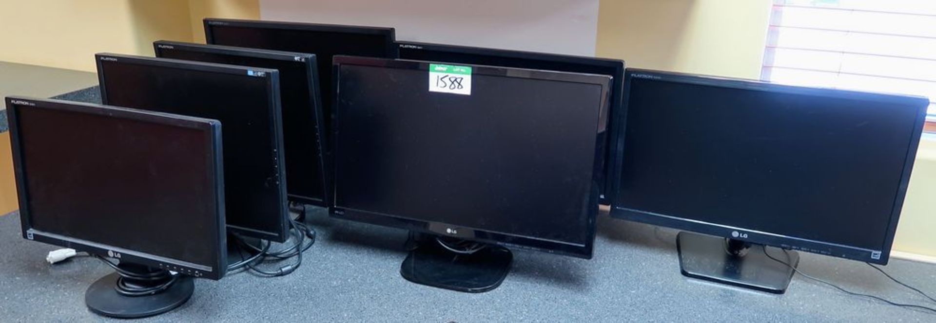 7 LG MONITORS