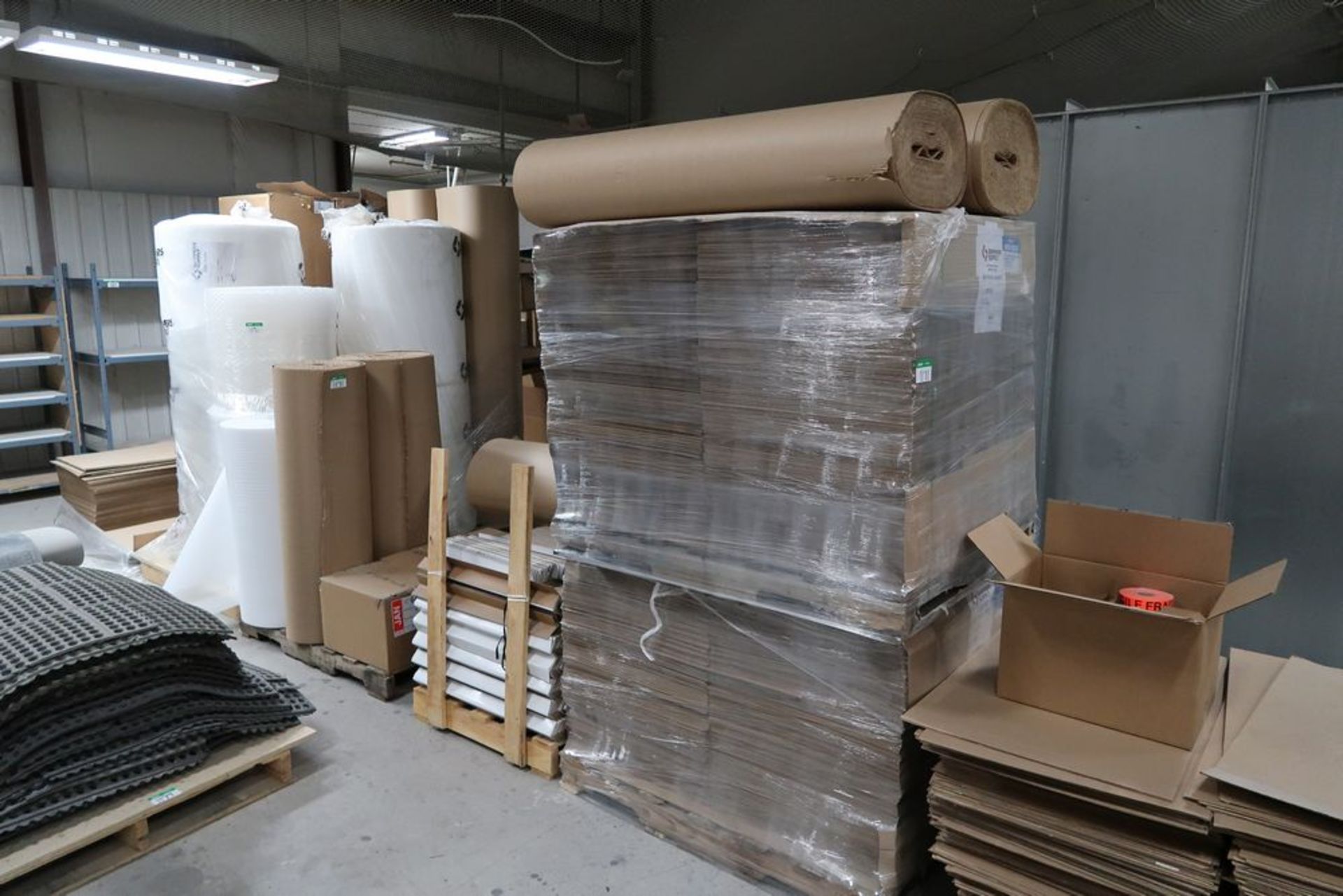 LARGE LOT OF SHIPPING PACKAGING CARDBOARD, FOAM, CORNER PROTECTION ETC. - Image 3 of 3