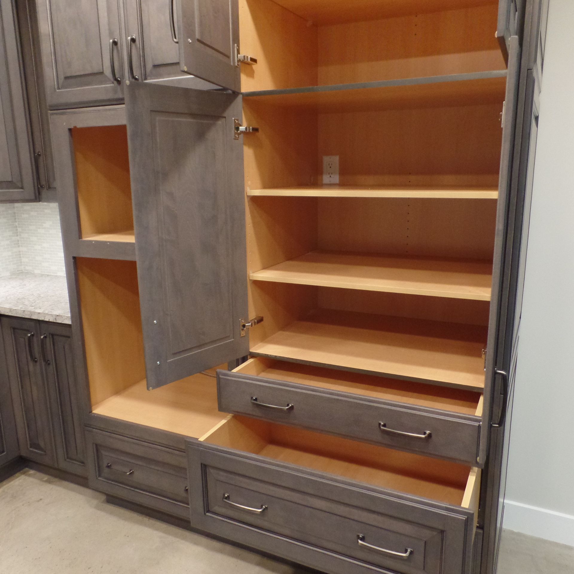 KITCHEN CABINET SET U-SHAPE, SOFT CLOSE DOORS - Image 7 of 9