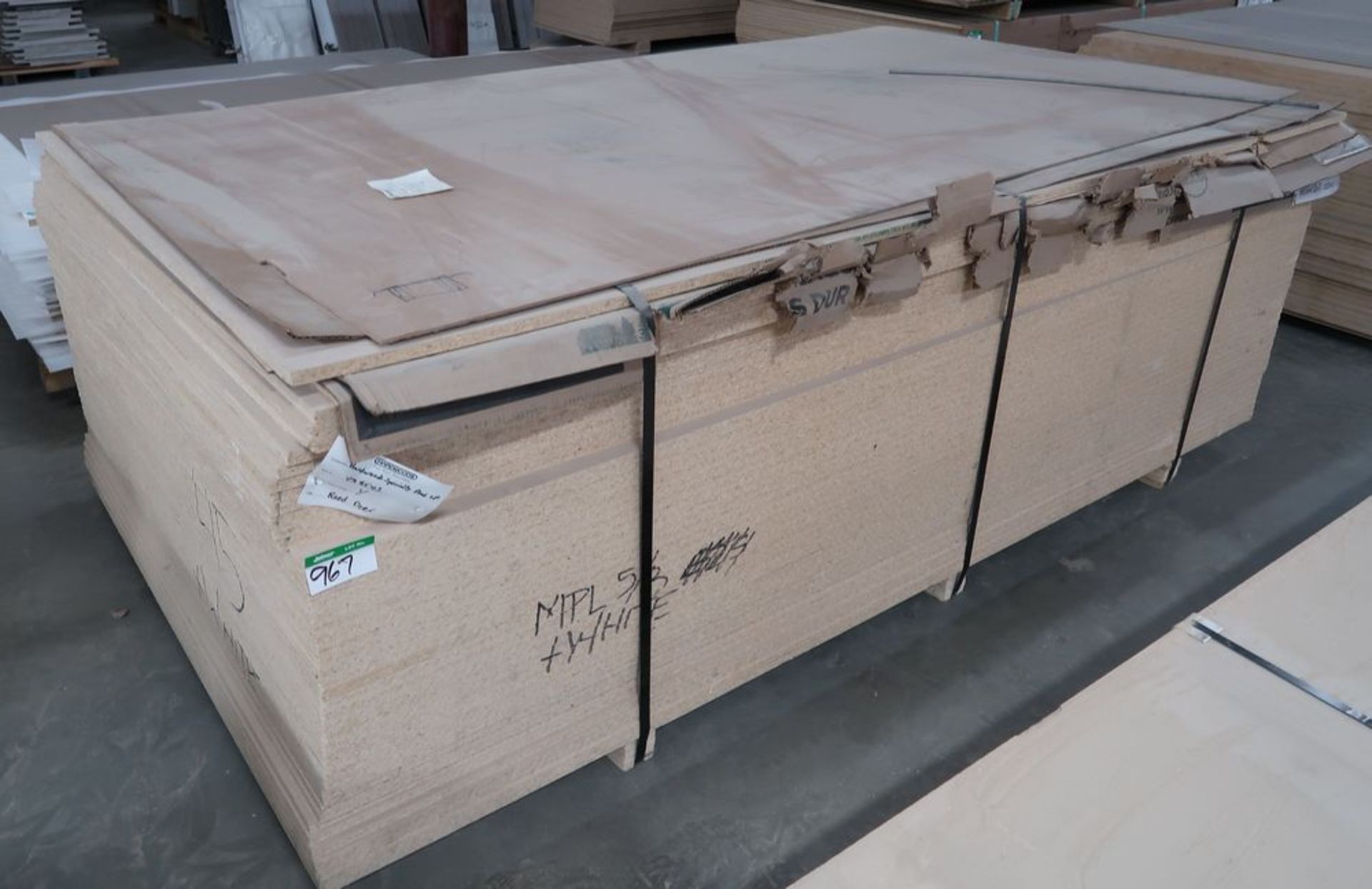 LIFT OF 42 SHEETS MAPLE PREM1/S WHITE MEL.