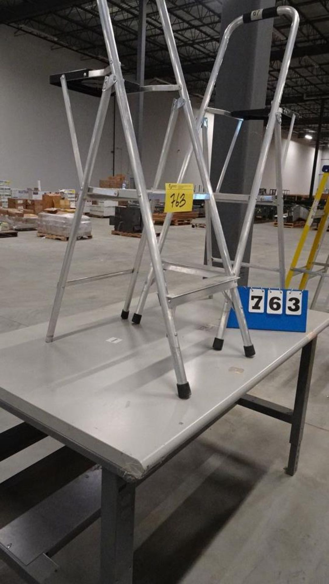 2-STEP LADDER W/WORK BENCH