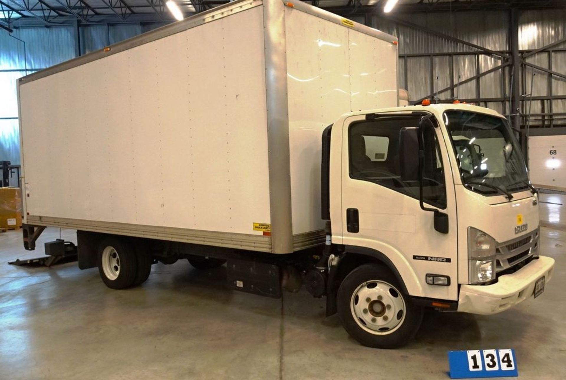 2018 ISUZU NRR SINGLE AXLE VAN TRUCK, 20' LONG CENTRAL TRUCK BODY BOX, DIESEL POWERED, AUTOMATIC - Image 2 of 25