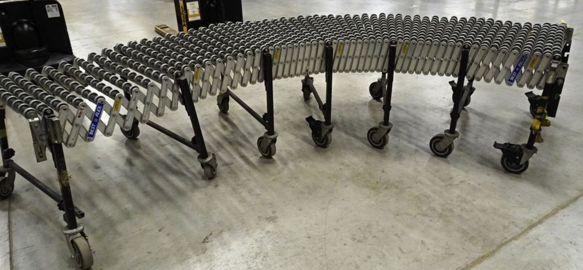 BEST FLEX 30" X 24' LONG EXPANDABLE PORTABLE ROLLER TOP CONVEYOR, ON CASTERS - Image 4 of 4