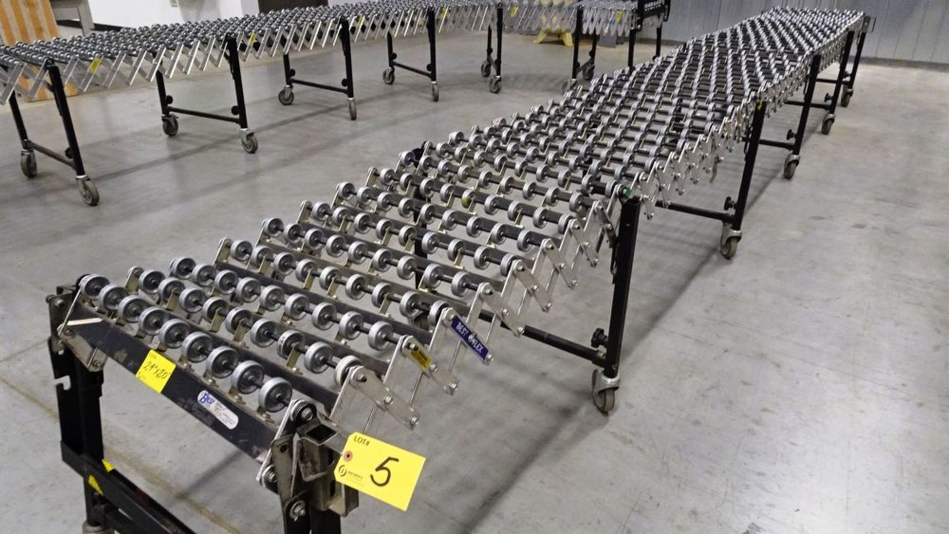 BEST FLEX 24" X 20' LONG EXPANDABLE PORTABLE ROLLER TOP CONVEYOR, ON CASTERS - Image 5 of 5