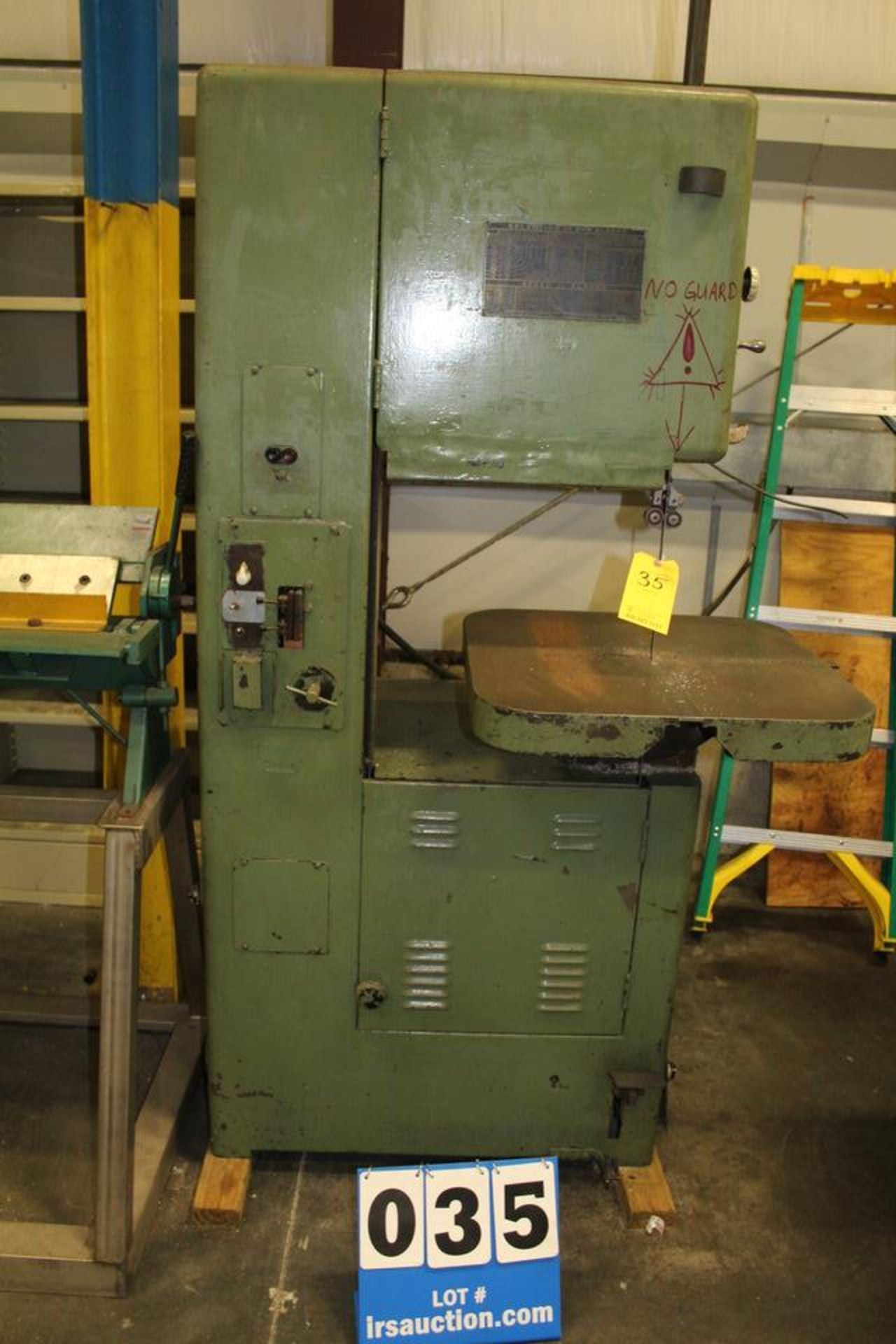 GROB VERT BAND SAW, 24" X 24" TABLE, 18" THROAT