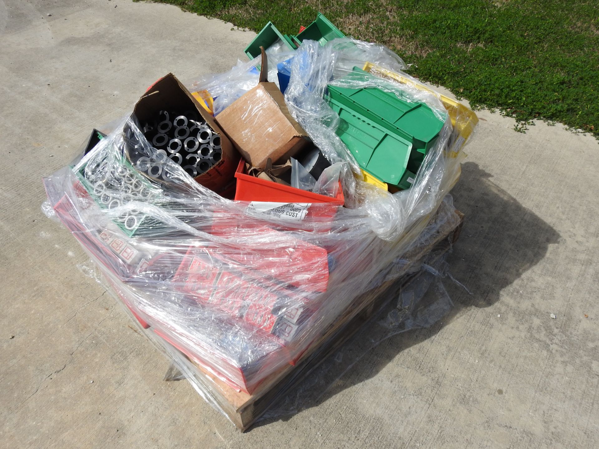 Lot of Valve Parts ** Located: 4402 Theiss Rd, Houston, TX 77338 ** - Image 2 of 4