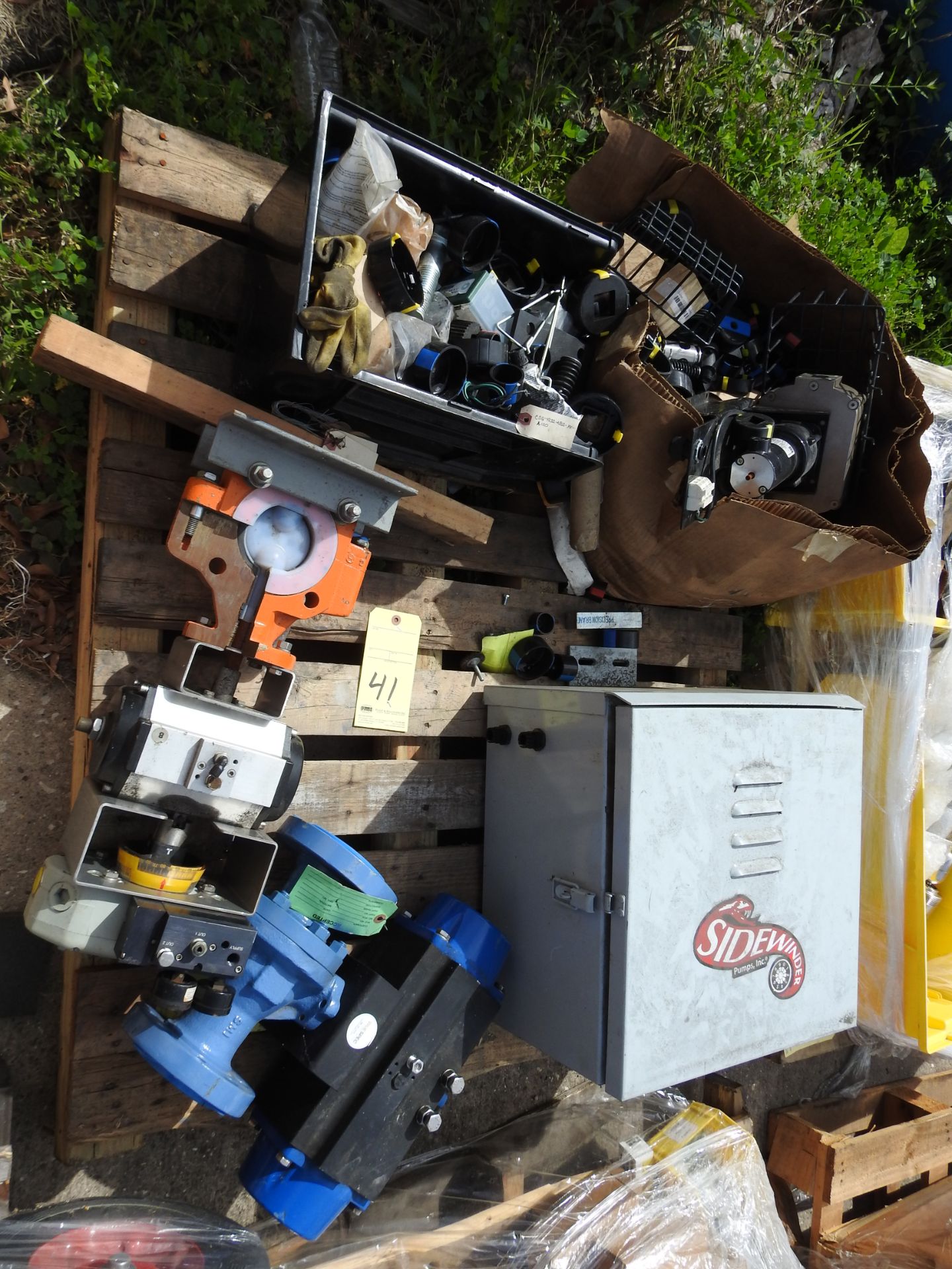 Lot of Valve Actuators w/ Valves and assorted Parts ** Located: 4402 Theiss Rd, Houston, TX - Image 2 of 4